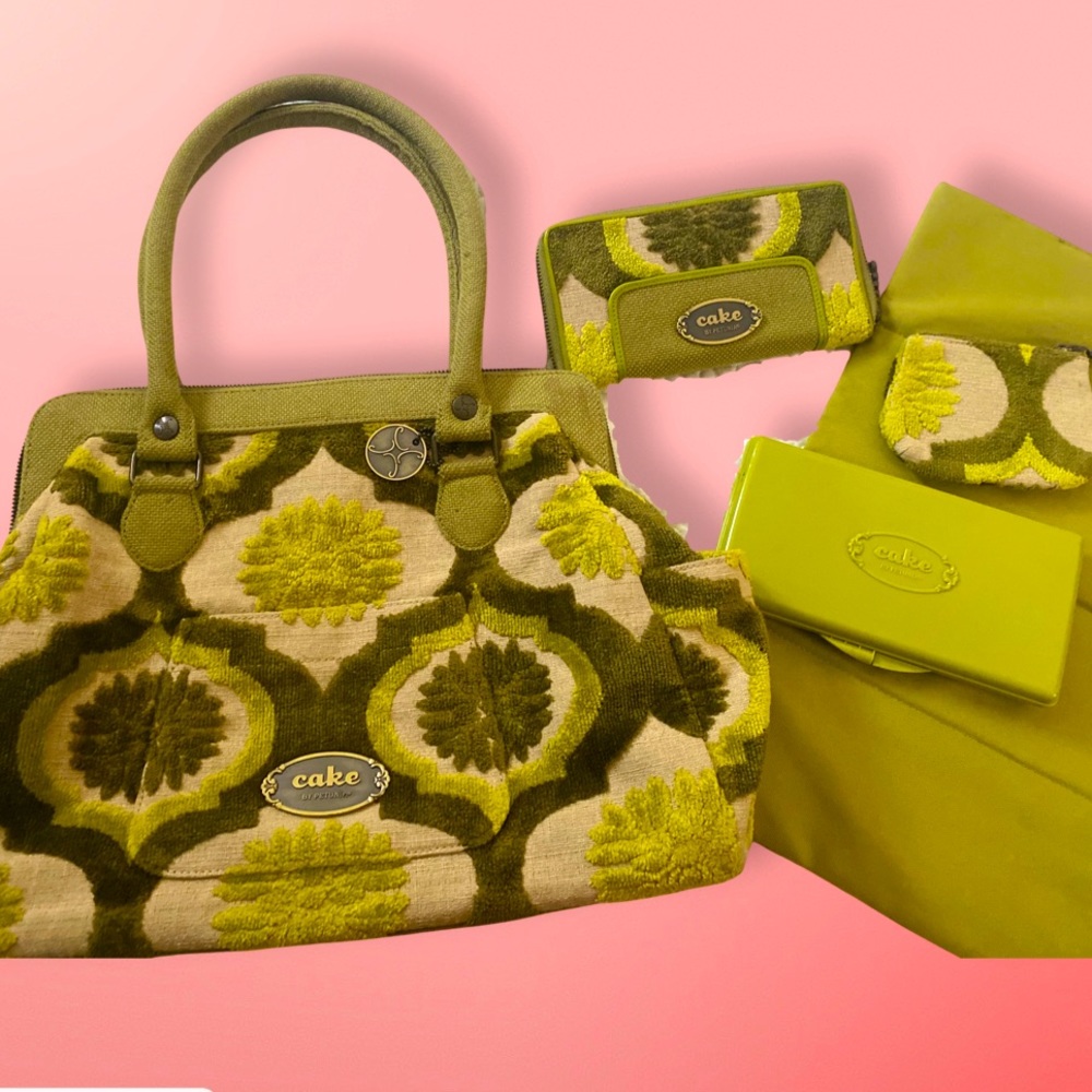 Petunia Pickle Bottom Cosmopolitan Carryall Diaper Bag  Clutch in Key Lime Cake